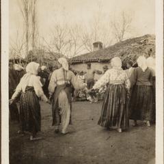 In Doünovac in Mazedonien 1916 Einwohner beim Tanz
