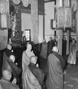 Monks at the Pilu Si (Pilu Monastery) 毘盧寺 begin chanting in the Buddha Recitation Hall.