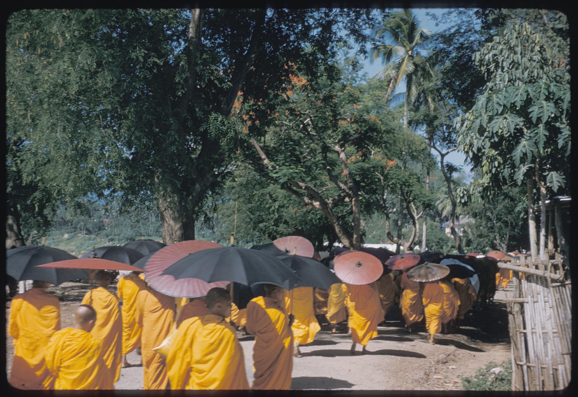 2500th Anniversary of Buddhism : parade, bonzes