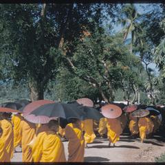 2500th Anniversary of Buddhism : parade, bonzes