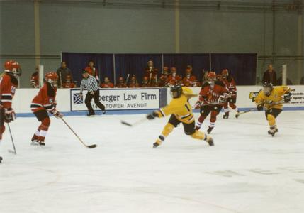 Women's hockey : first game 1998