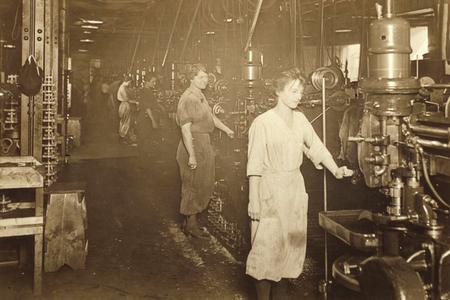Women working at Nash Motors in Racine, Wisconsin, during World War I