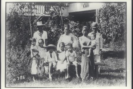 A Filipino family portrait, 1910-1930