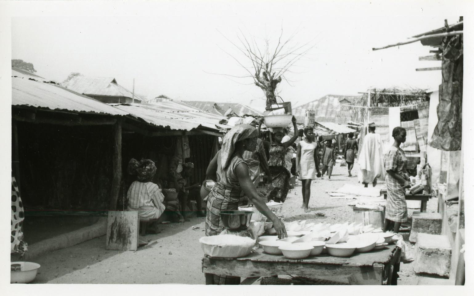 Women with pottery at Ipetu market