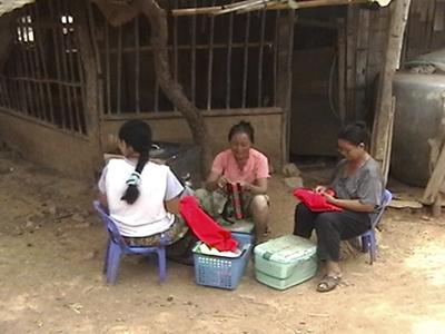Women making paj ntaub
