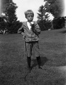Frederic Leopold eating apple while holding golf club