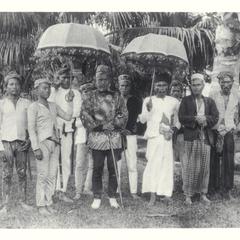 Sultan of Maguindanao with attendants, Mindanao, 1899-1901
