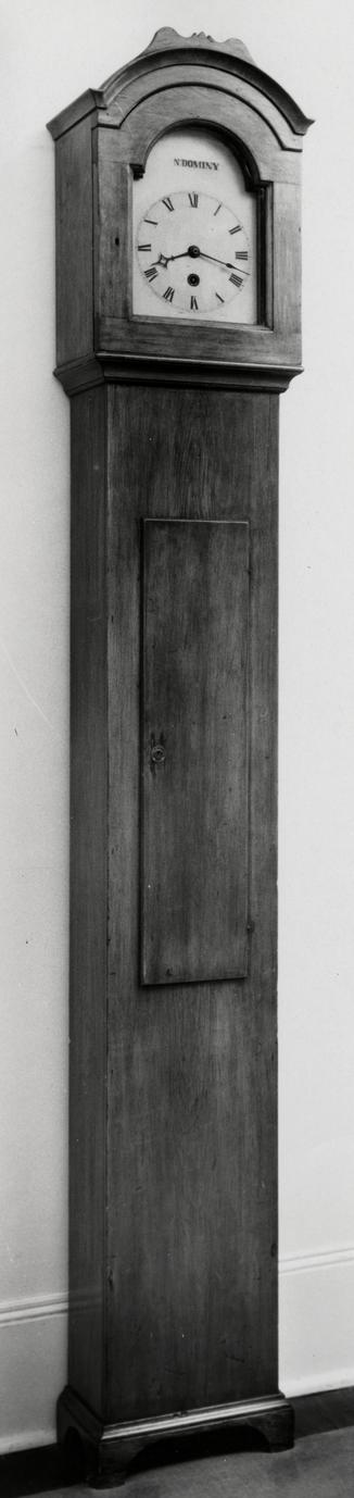 Black and white photograph of a one-stroke clock.