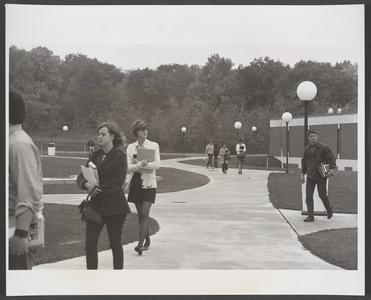 Students walking along the main path of the UW-Washington County campus