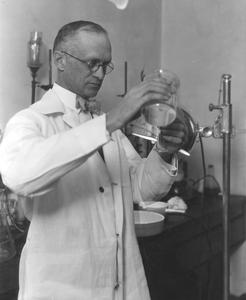 Harry Steenbock in laboratory