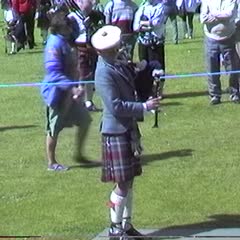 1988 Cupar Highland Games : two young pipers (video)