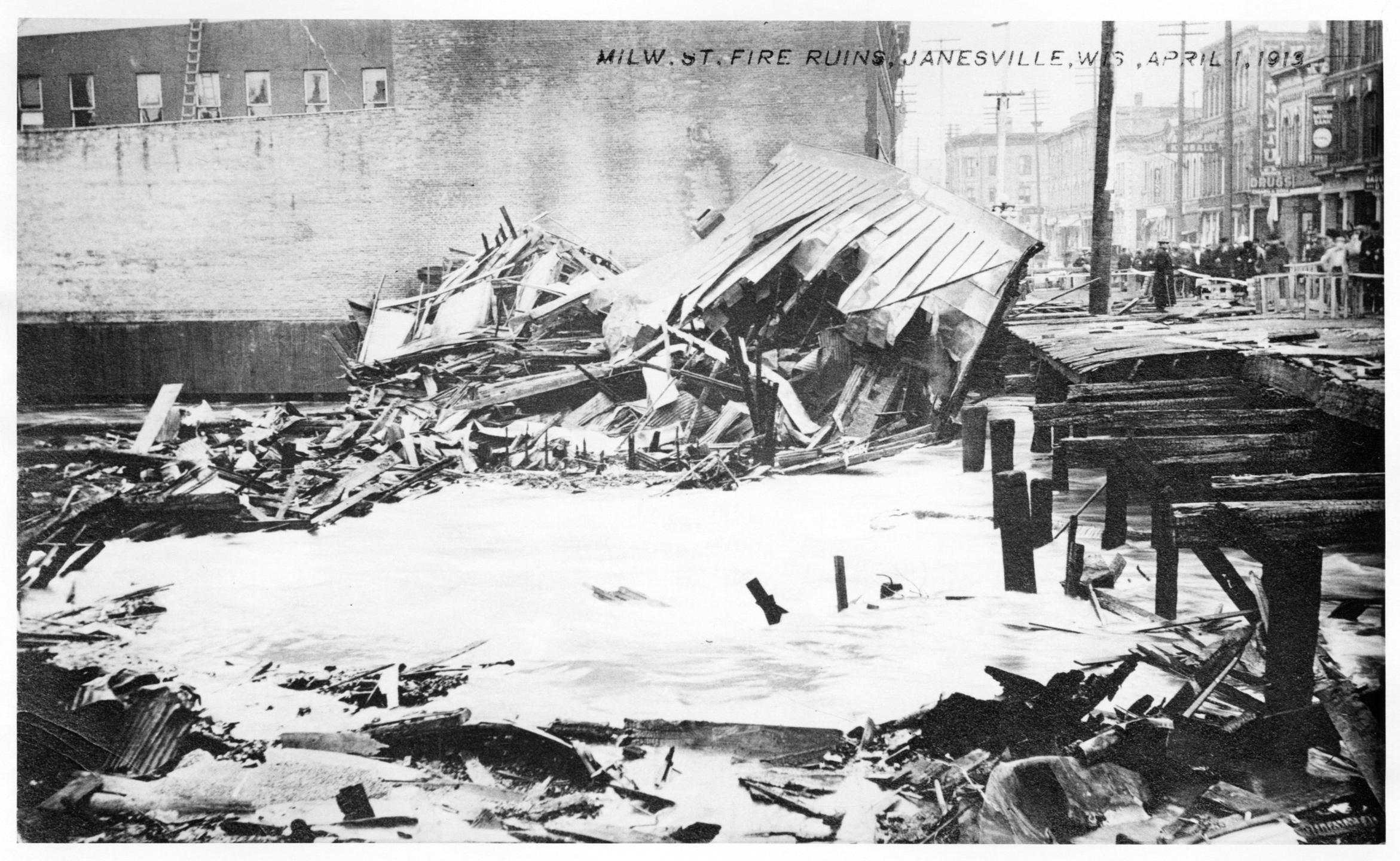 ‎Milwaukee Street Bridge Fire, 1913 (2 Of 2) - UWDC - UW-Madison Libraries