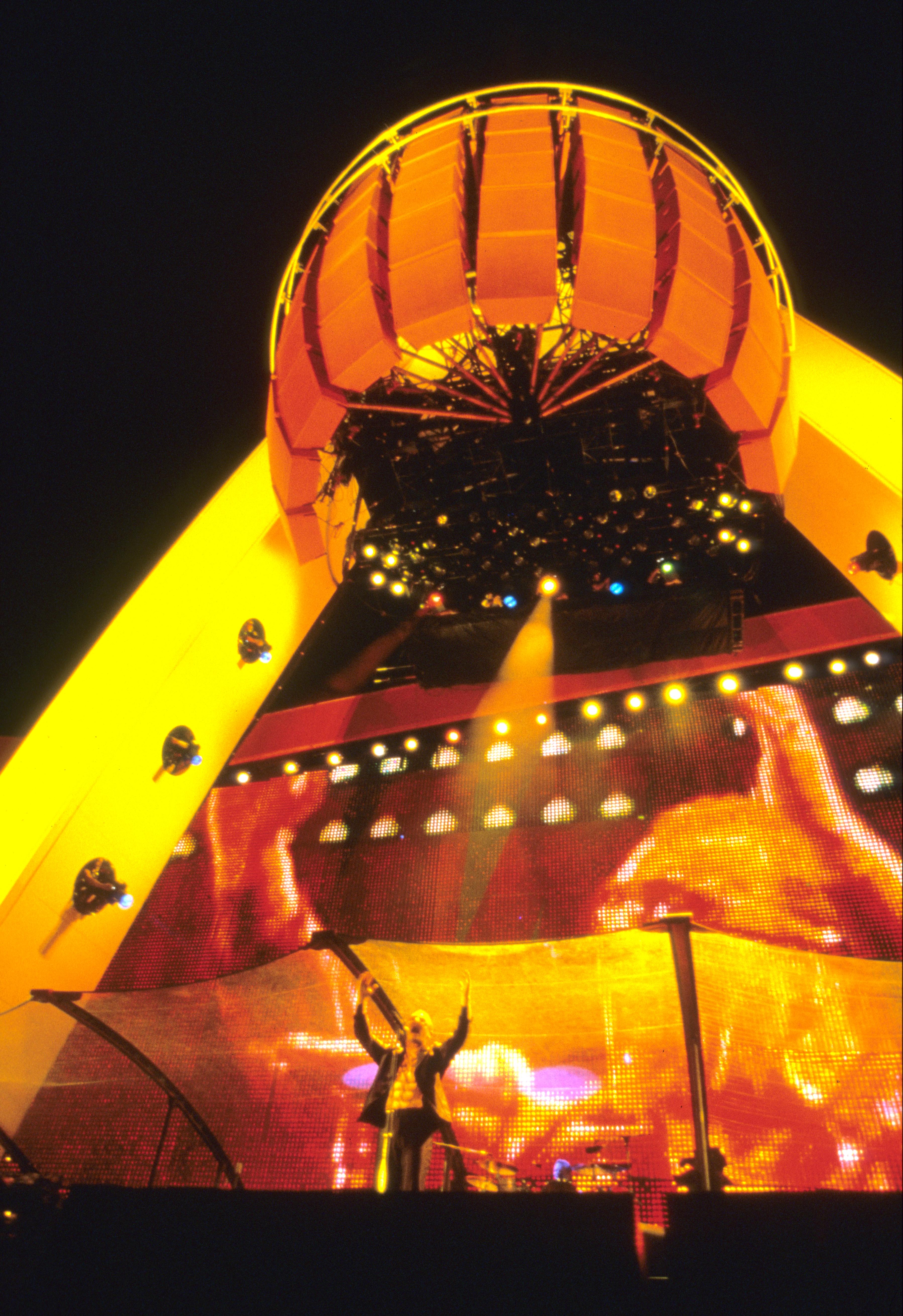 u2 popmart stage