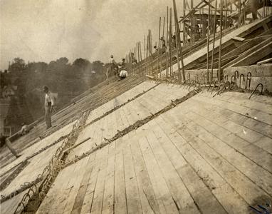 Construction of the roof of the Service Annex