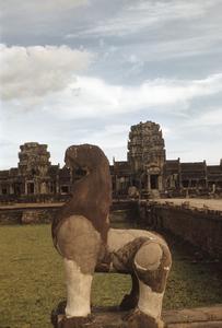 Angkor Wat : lion at entry