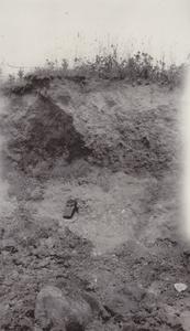 Red till over beach gravel in pit