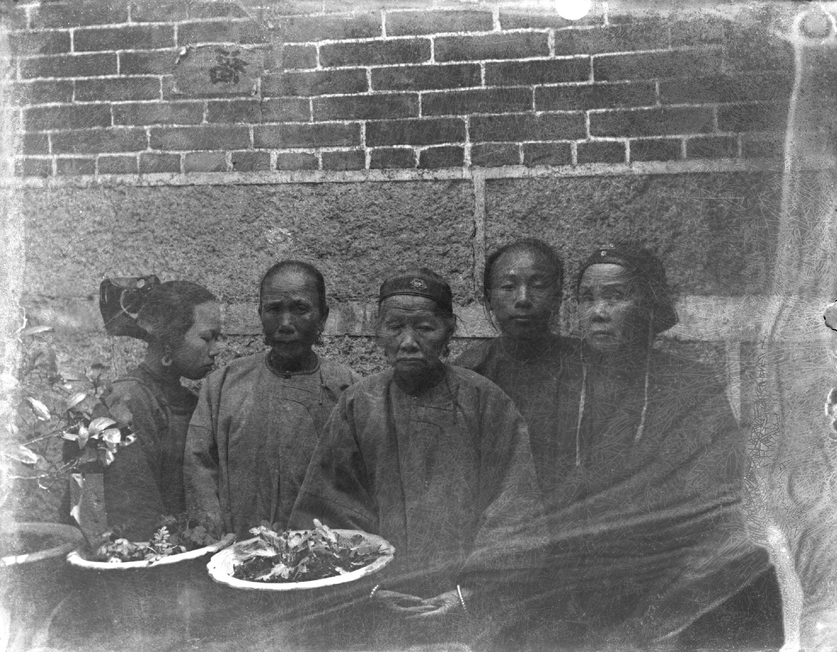 Doctor Taam Nai Won and family, with his bride on left.