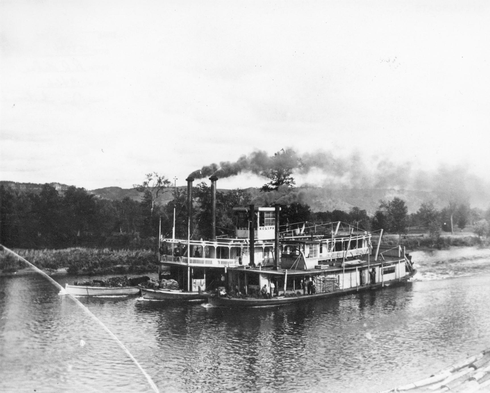 The Eclipse with the bow boat, Everett - UWDC - UW-Madison Libraries, image size:1722x1380