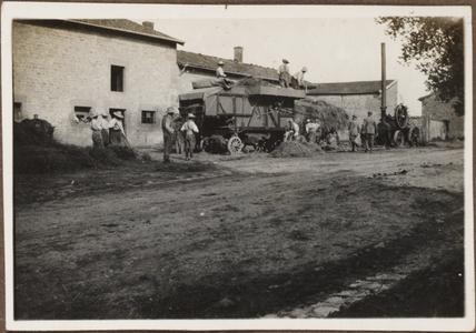 Gefangene Franzosen beim dreschen Steney