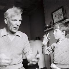 Duncan Williamson telling a story while his son Thomas listens