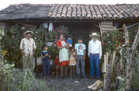Family of Sra. ______, near Morelia