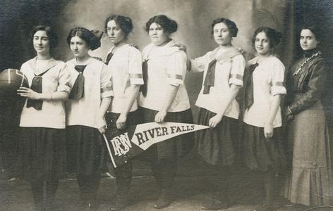 Women's basketball team, 1912