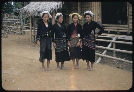 Kammu (Khmu') girls in Nam Bak : full view