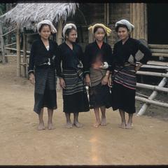 Kammu (Khmu') girls in Nam Bak : full view
