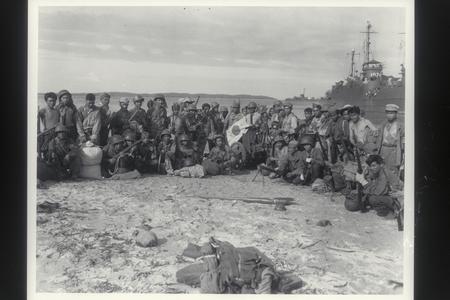 Guerrillas with gun, Masbate, 1945