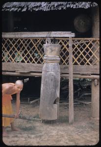 Nam Bak village : slit gong