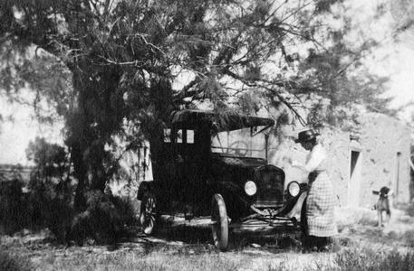 Gros-Oma with Aldo's Model T Ford