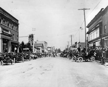 Automobiles congregate on main street in 1909