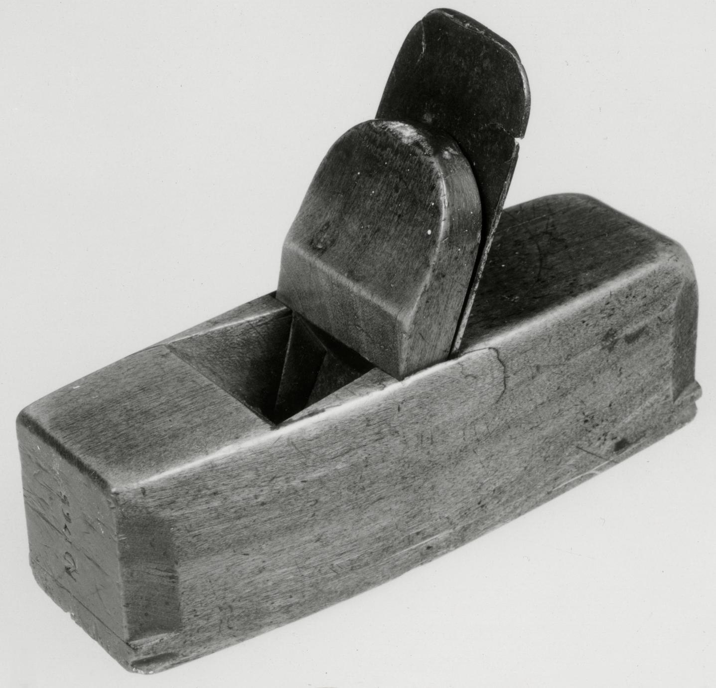 Black and white photo of a smoothing and tooth plane.