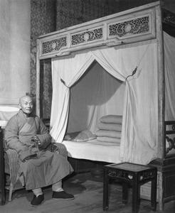 The abbot of the Pilu Si (Pilu Monastery) 毘盧寺 sits in his bedroom.