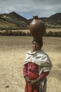 Woman with pot on head, top of Sierra de los Cuchumatanes