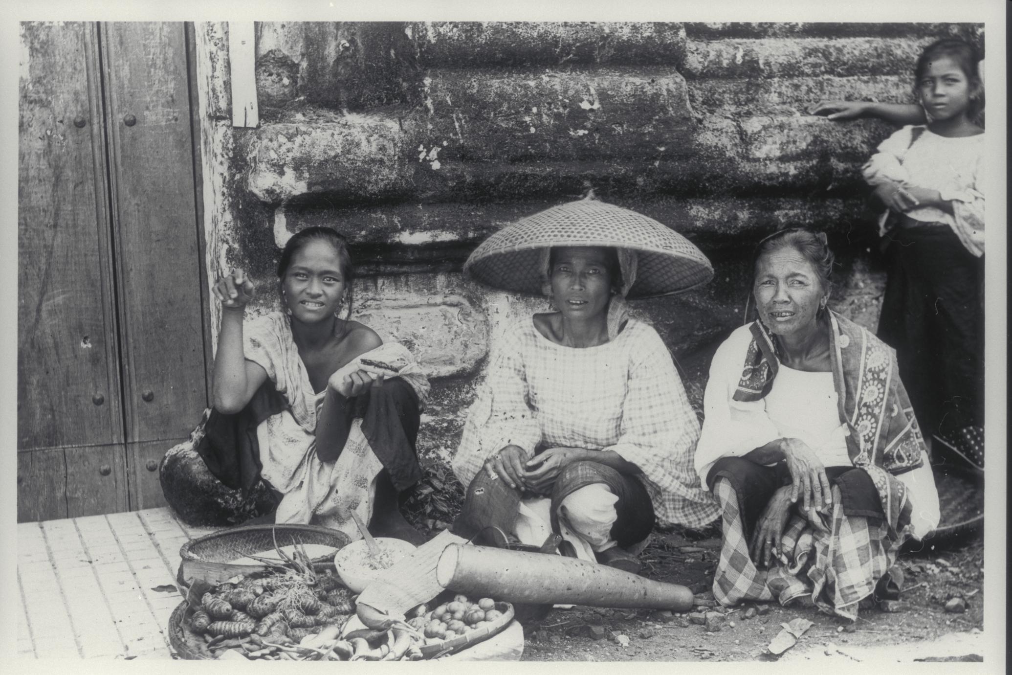 Female Filipino vendors, early 1900s