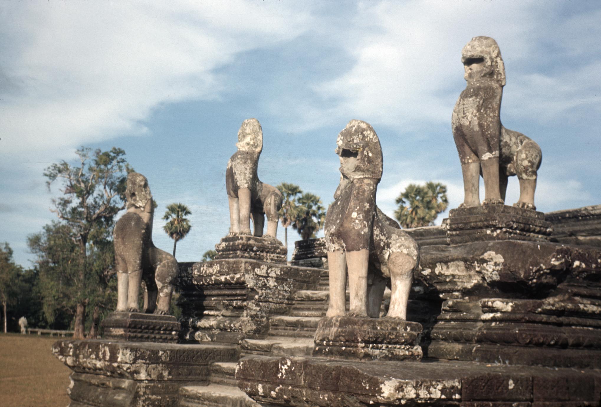 Angkor Wat : lions to left of entry to inner temple