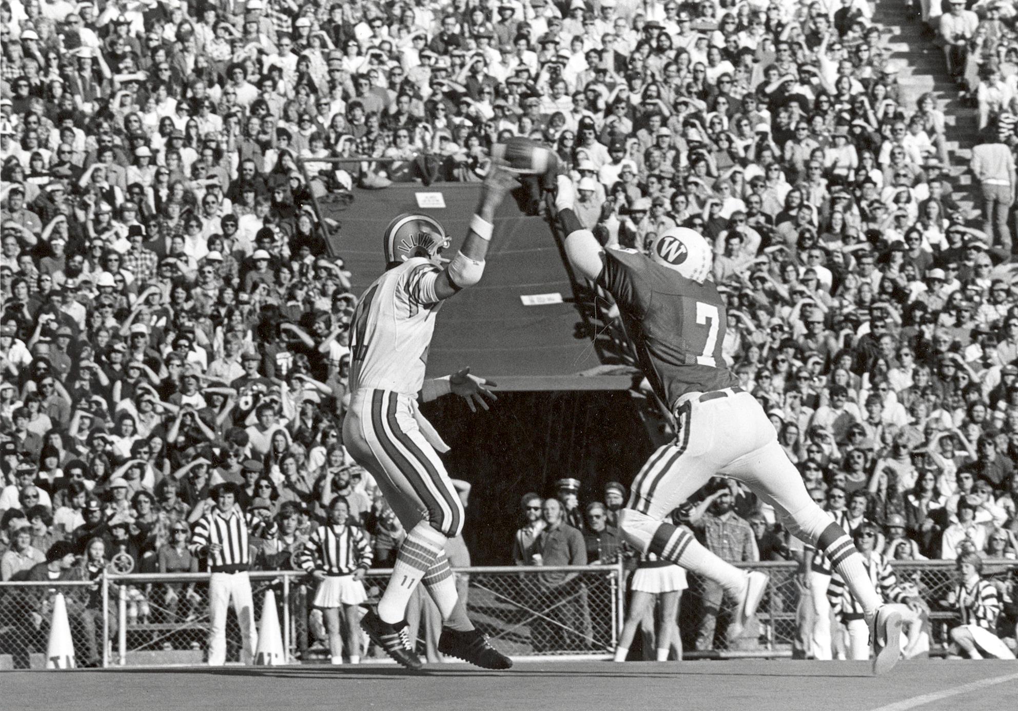 UW Football Group Shot, 1975 - UWDC - UW-Madison Libraries