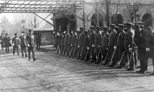Japanese general reviewing military and civil officials in the city of Tianjin 天津.