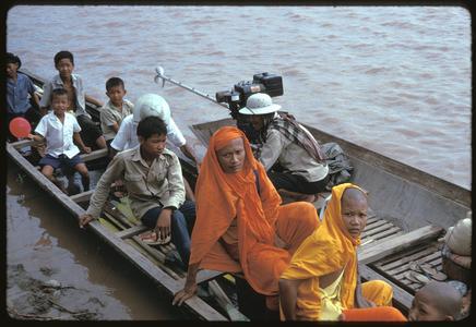 Boat races : monks in pirogue