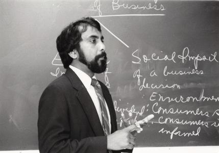 Economics professor Larry Gomes in class