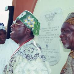 Oba Oladele Olashore and plaque