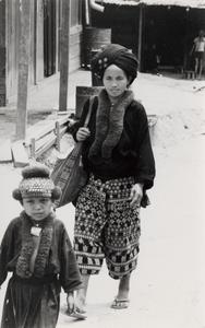 A Yao (Iu Mien) mother and daughter in the town of Nam Kheung in Houa Khong Province