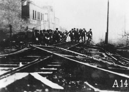 Japanese marines advancing along the Songhu 淞滬 Railway.