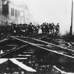 Japanese marines advancing along the Songhu 淞滬 Railway.