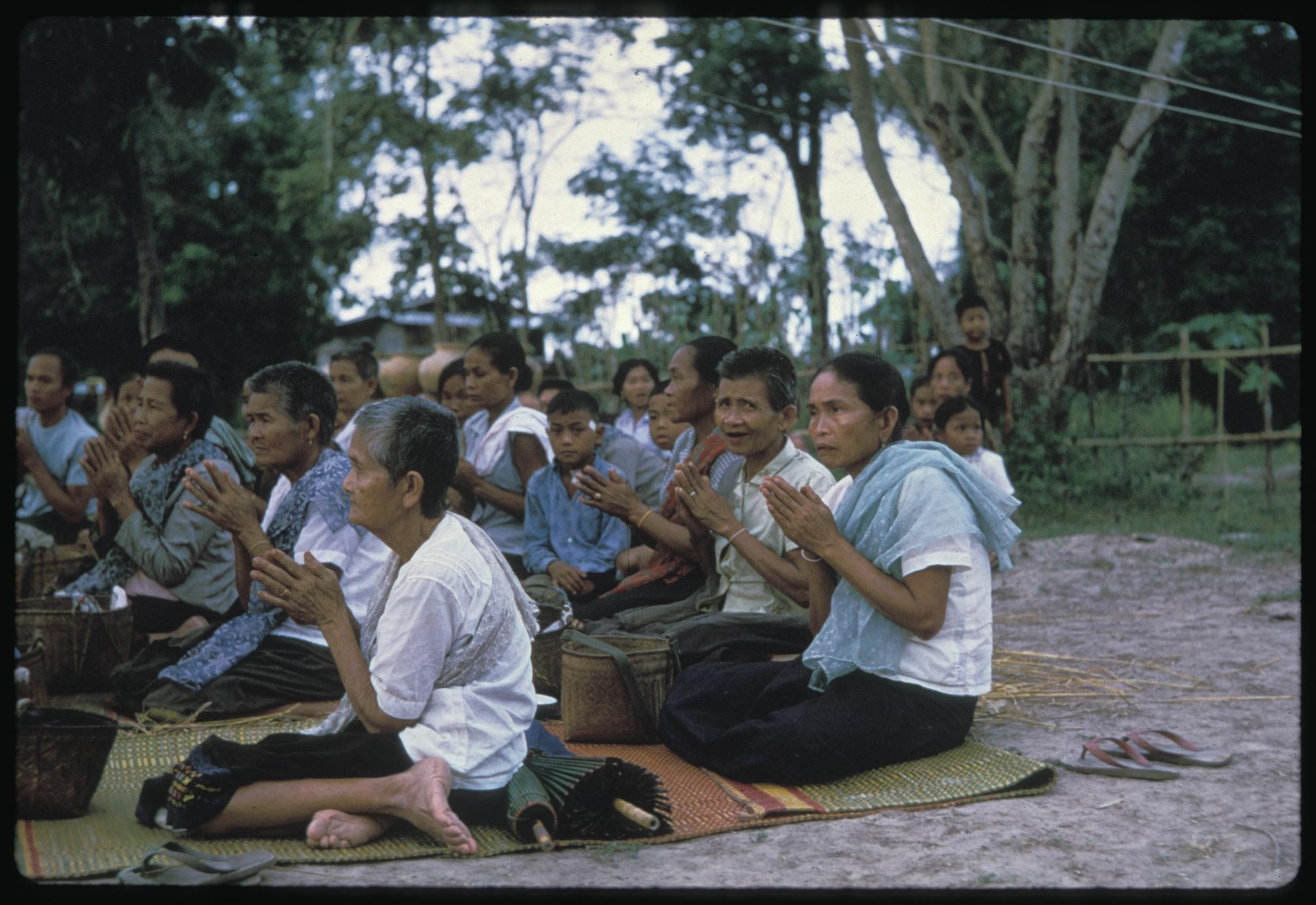 Ban Pha Khao : villagers praying (note : segregation of sexes, male privacy)