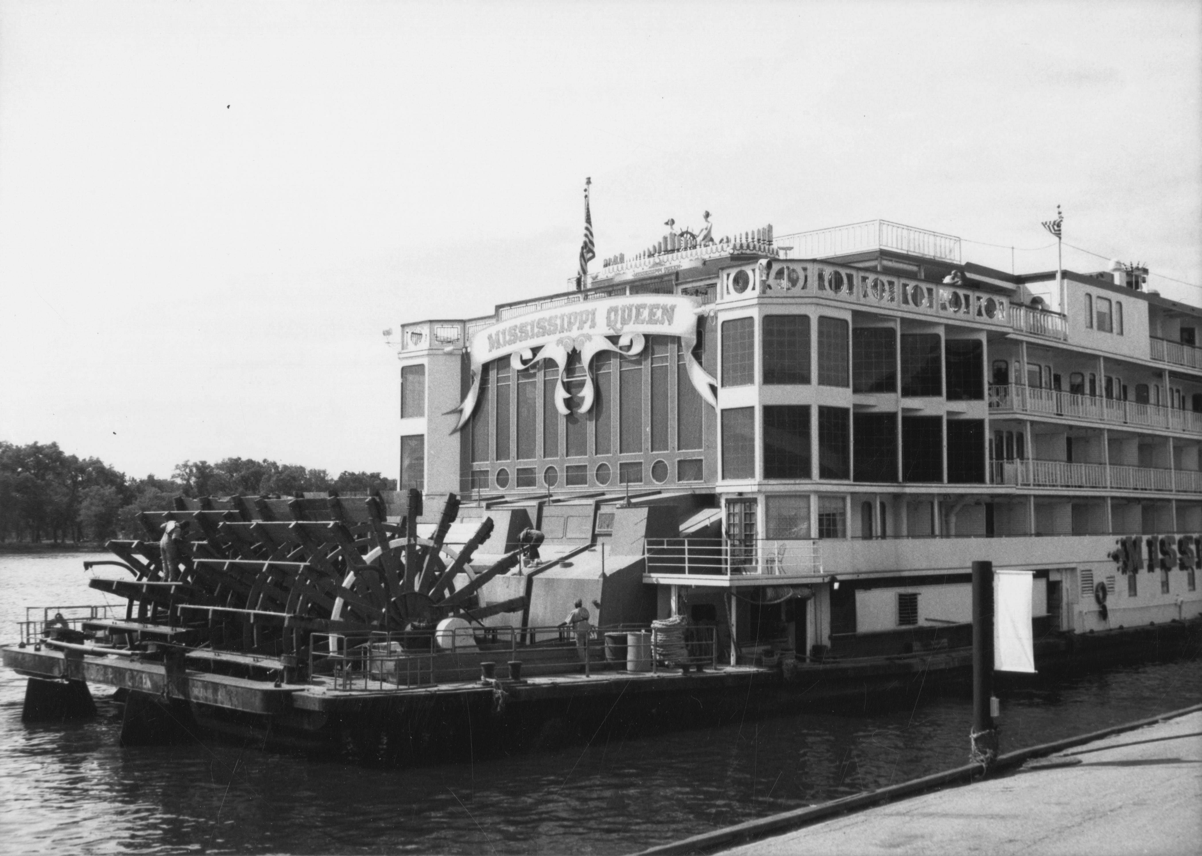 Mississippi Queen (Tourist boat, 1975- ) - UWDC - UW-Madison Libraries