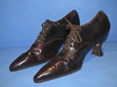 Leather shoes with dark brown vamp