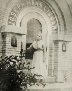 Lizzie Baetz in front of Joseph Mann Library