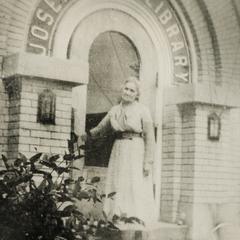 Lizzie Baetz in front of Joseph Mann Library